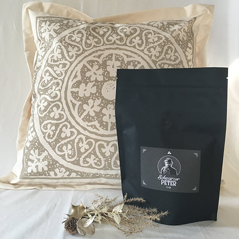 Genusspaket mit Kaffee und Kuschelkissen