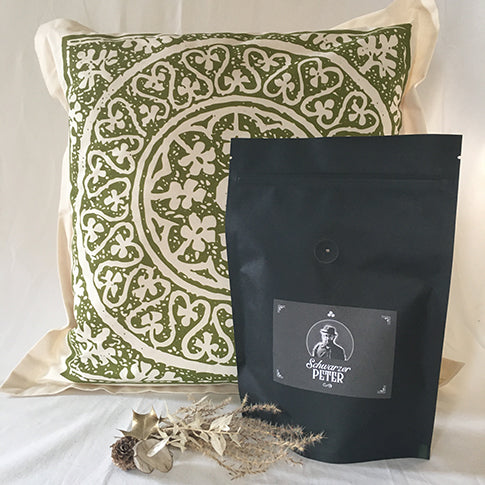 Genusspaket mit Kaffee und Kuschelkissen