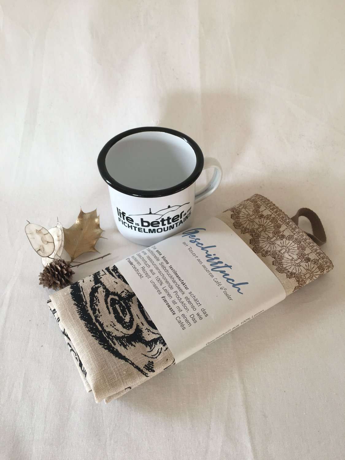 Fichtel-Tasse und Zimtschneggla Geschirrtuch