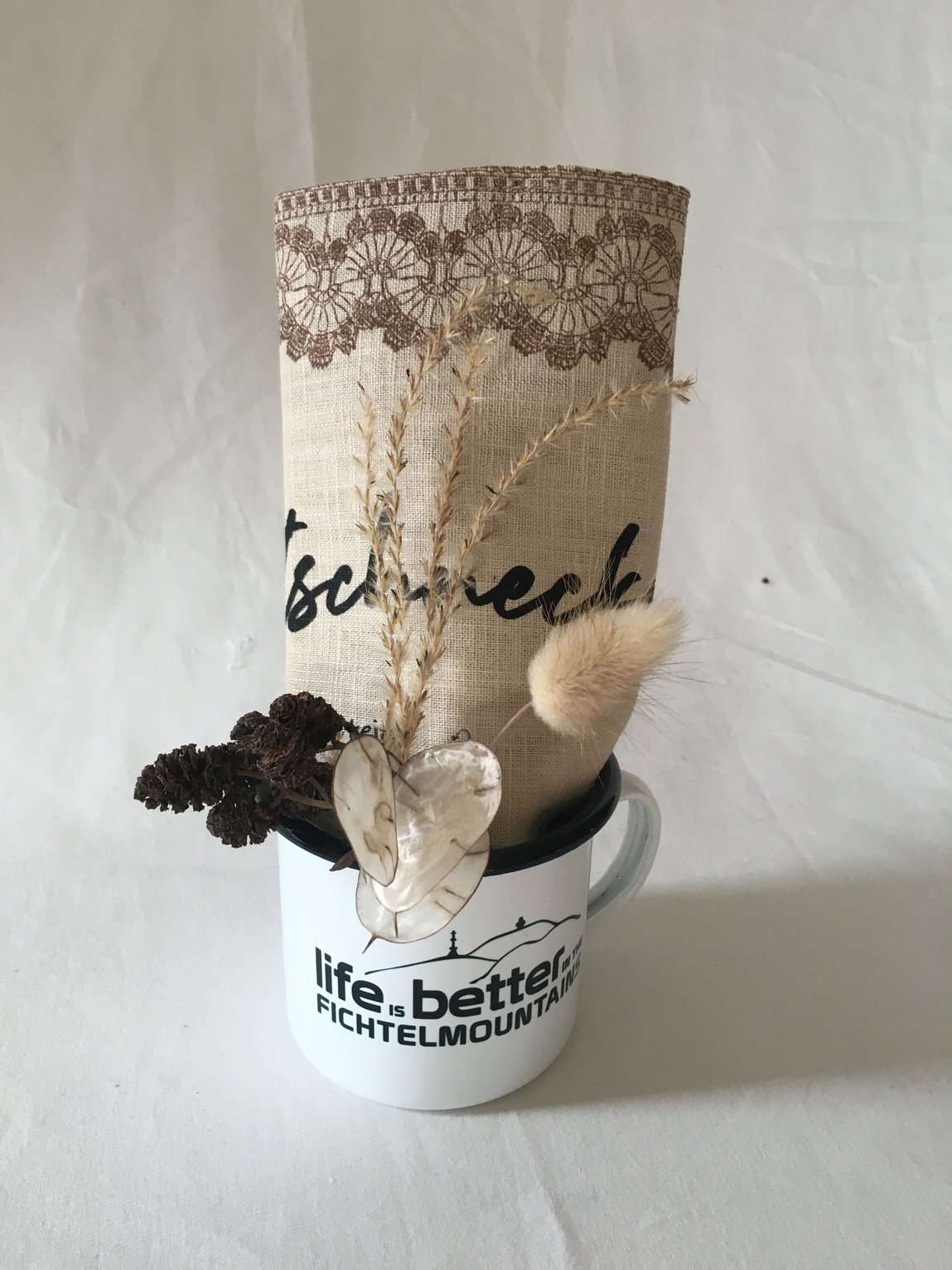 Fichtel-Tasse und Zimtschneggla Geschirrtuch