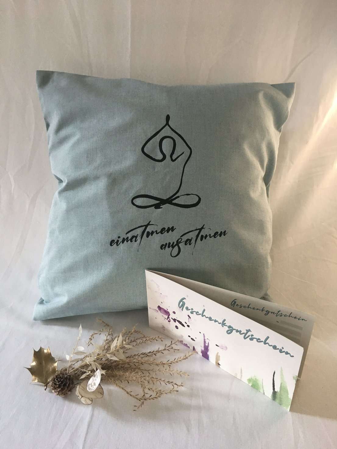 Achtsamkeitspaket mit Print-Kissen und Wohlfühl-Café-Gutschein