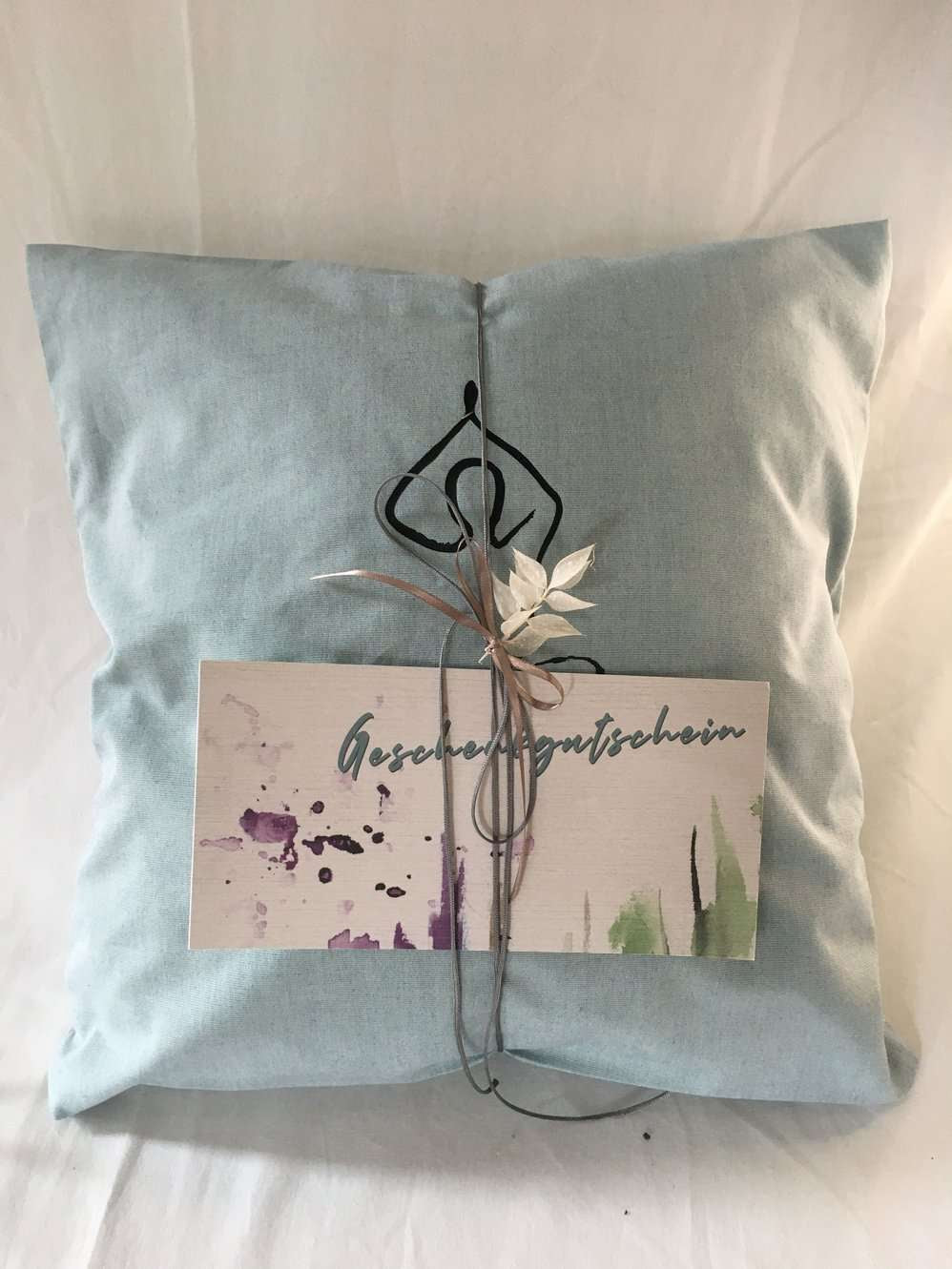 Achtsamkeitspaket mit Print-Kissen und Wohlfühl-Café-Gutschein
